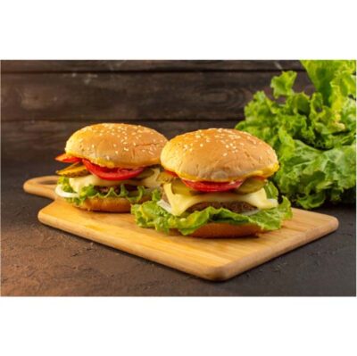 نمای جلو همبرگر مرغ با پنیر- کاهو - میز چوبی -ساندویچ- فست فود - غذا