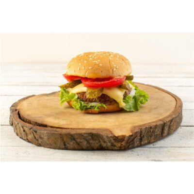 عکس با کیفیت ساندویچ برگر - همبرگر با سینی چوبی