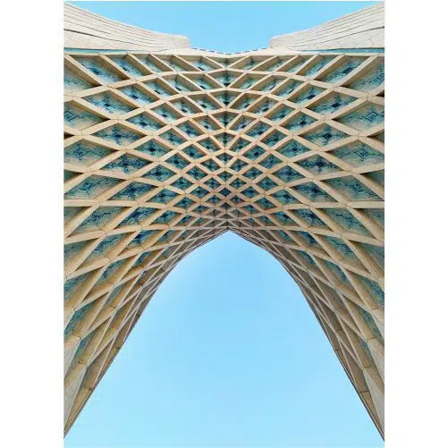 عکس با کیفیت برج میدان آزادی تهران از نمای زیر