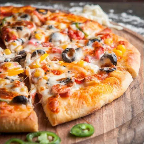 تصویر با کیفیت پیتزا از نمای نزدیک - عکس پیتزا مخلوط و پپرونی 1 side view pizza with chopped pepper board cookware 1 تصویر با کیفیت پیتزا از نمای نزدیک