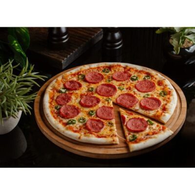 عکس با کیفیت پیتزا کلاسیک آمریکایی - پیتزا با کالباس گرد