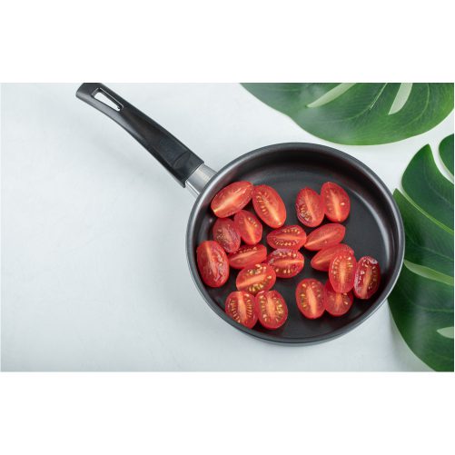 top view cherry tomatoes frying pan 1 تصویر با کیفیت ماهیتابه و گوجه