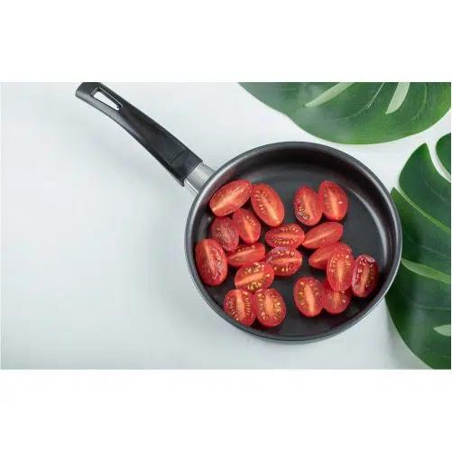 تصویر با کیفیت ماهیتابه و گوجه 1 top view cherry tomatoes frying pan 1 تصویر با کیفیت ماهیتابه و گوجه