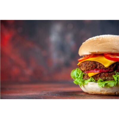 طرح نمای گوشت برگر خوشمزه - سالاد پنیر - پس زمینه تاریک
