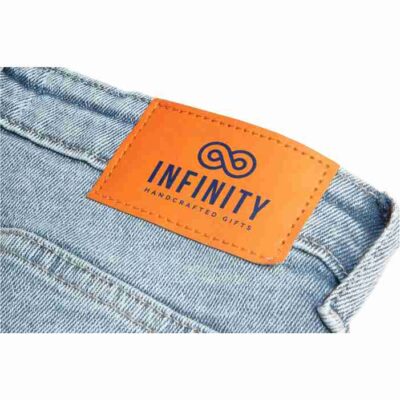 عکس شلوار جین آبی با برچسب موکاپ