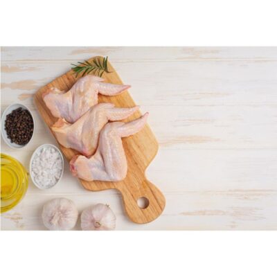 عکس بال مرغ خام - سطح سفید چوبی