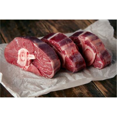 عکس سه تکه استیک گوشت تازه با استخوان - کاغذ - میز چوبی