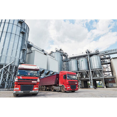 تصویر با کیفیت بارگیری تریلی از سوله محصولات کشاورزی