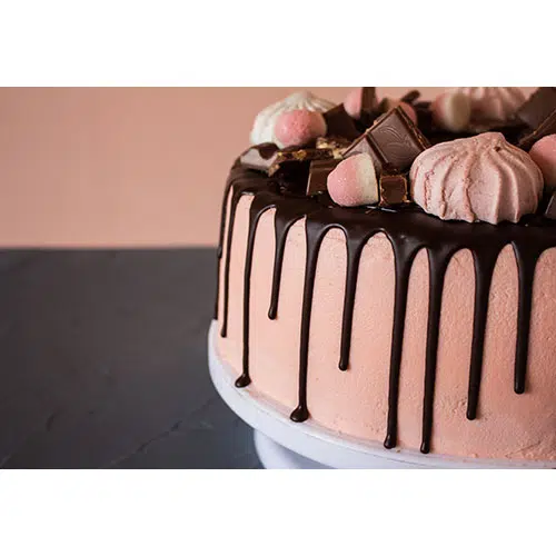 biscuit cake with chocolate drips 1 تصویر