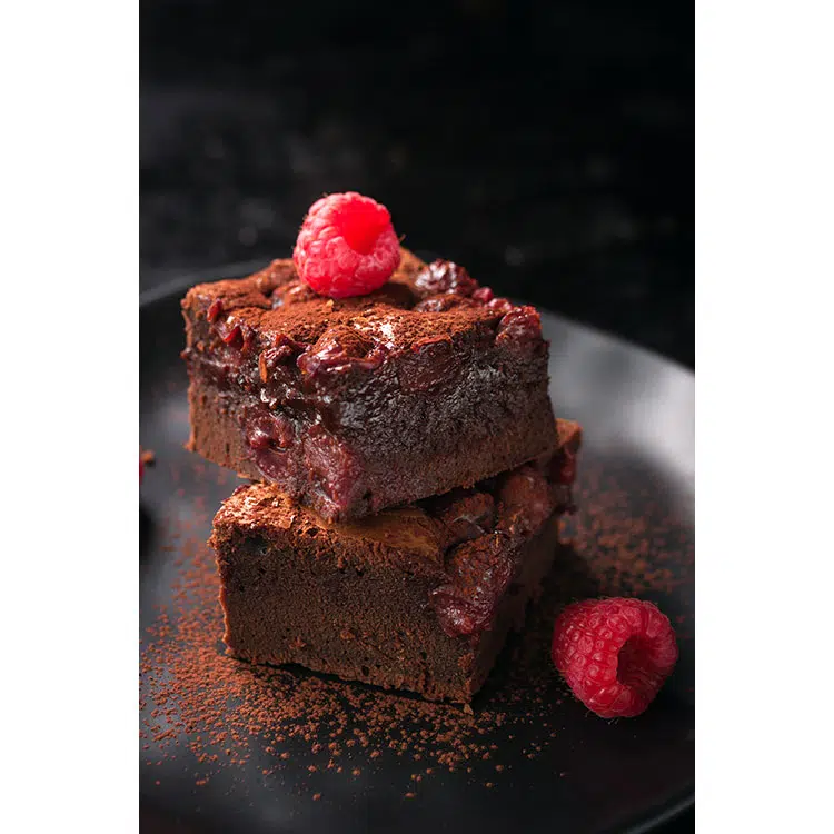 تصویر با کیفیت شیرینی براونی با تمشک و پودر کاکائو 1 brownie with raspberries cocoa powder 1 تصویر