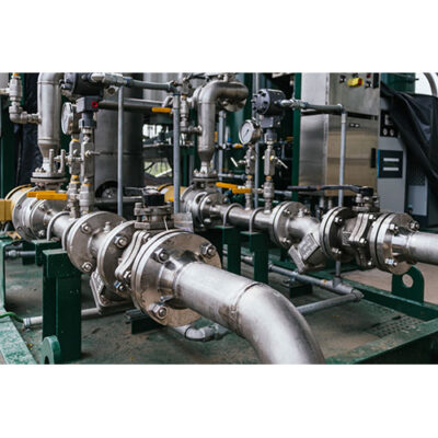 تصویر نمای نزدیک کیک شکلاتی با خرده های شکلات