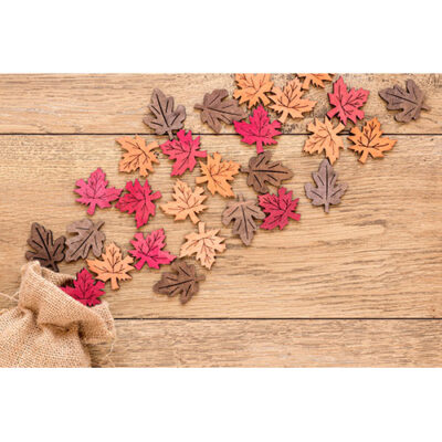 ترکیب فلت پاییزی برگ با زمینه چوب