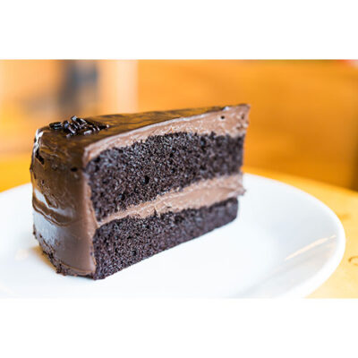 تصویر با کیفیت برش کیک شکلاتی