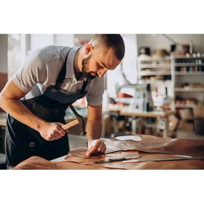 تصویر با کیفیت مرد استاد چرم