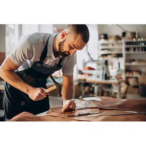 male designer leather tailor working factory 1 وکتور غرفه-عکس-مرد-بردار