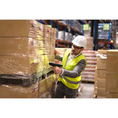 تصویر با کیفیت مسئول کالا و کارگر انبار با اسکنر بارکد