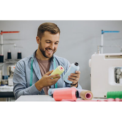 تصویر با کیفیت مرد در حال کار در کارگاه خیاطی