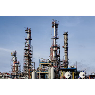 تصویر با کیفیت کارخانه پالایشگاه و منطقه صنعتی با آسمان آبی