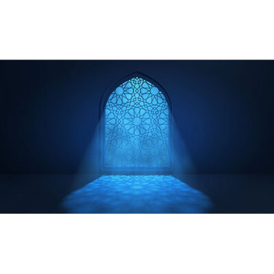 تصویر با کیفیت پنجره مسجد با نور آبی و فضای عرفانی