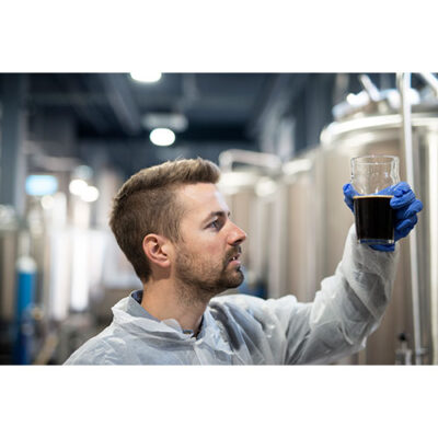 تست کیفیت نوشابه در کارخانه