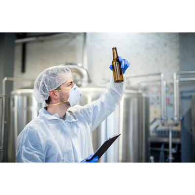 تکنسین در حال برسی کیفیت نوشیدنی گاز دار و دلستر