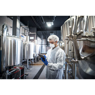 تصویر با کیفیت تکنسین و مسول کیفیت با مخازن استیل نوشیدنی