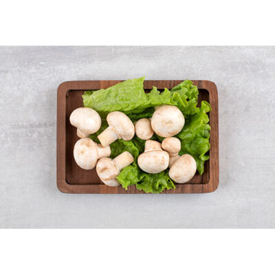 بشقاب چوبی با کاهو و قارچ تازه