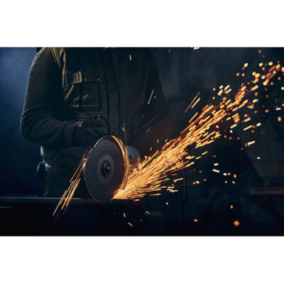 تصویر کارگر آهنگری در حال برش فولاد با سنگ فرز 2