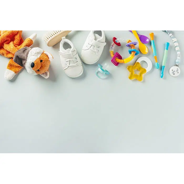 بک گراند و زمینه کودکانه با ابزار مراقبتی و خواب کودک کفش شیشه شیر و جغجغه 1 baby care accessories flat lay 1 لوازم مراقبت از نوزاد تخت خواب