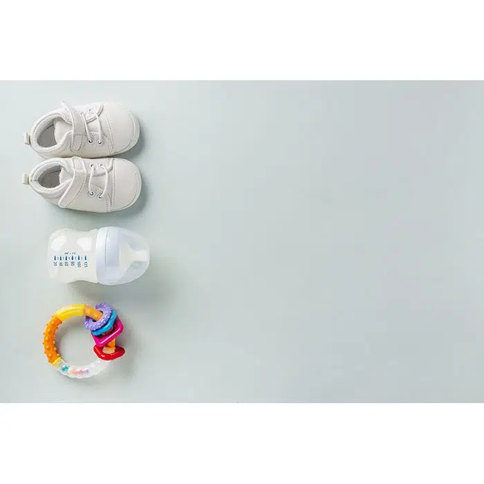 baby care accessories flat lay shoes 1 پس زمینه سیاه و سفید با فوکوس نقطه نور