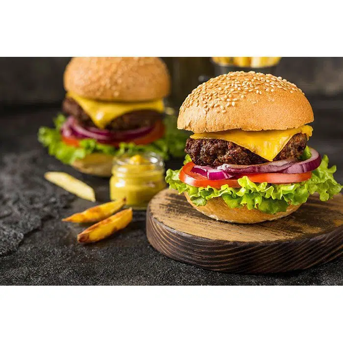 تصویر با کیفیت همبرگر با تخته و سس 1 close up beef burgers cutting board with sauce 1 کلوزآپ بیف-برگر-تخته-برش-با-سس