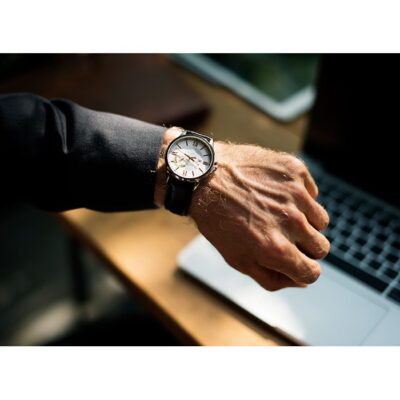 تصویر با کیفیت نماد ارزش زمان تکنولوژی و لپ تاپ