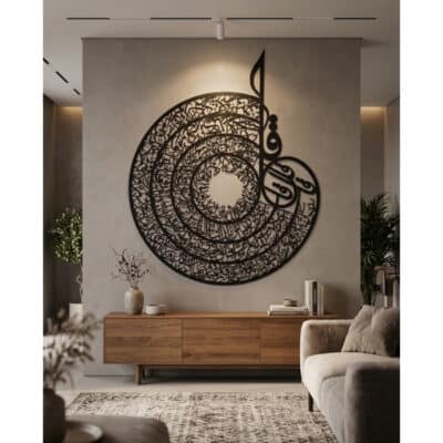 نمونه اجرای تابلو دیواری چهار قل دایره‌ای با برش لیزر طلق مشکی مات و چوب سه میل روی دیوار پذیرایی (نمونه اجرا شده)